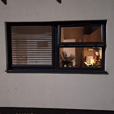 Deluxe Single Room Only For One Adult Northolt  Kültér fotó