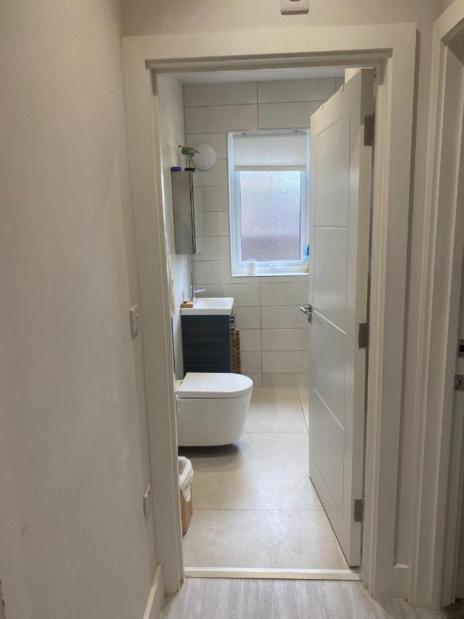 Deluxe Single Room Only For One Adult Northolt  Kültér fotó