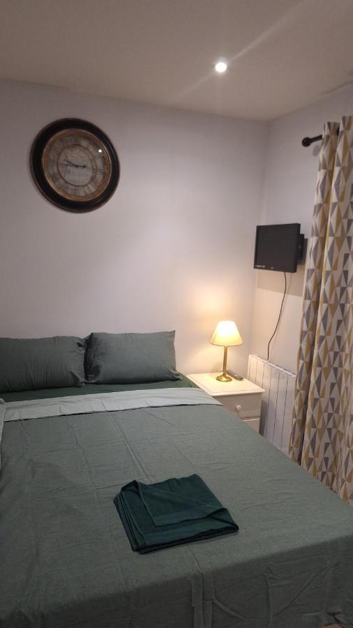 Deluxe Single Room Only For One Adult Northolt  Kültér fotó