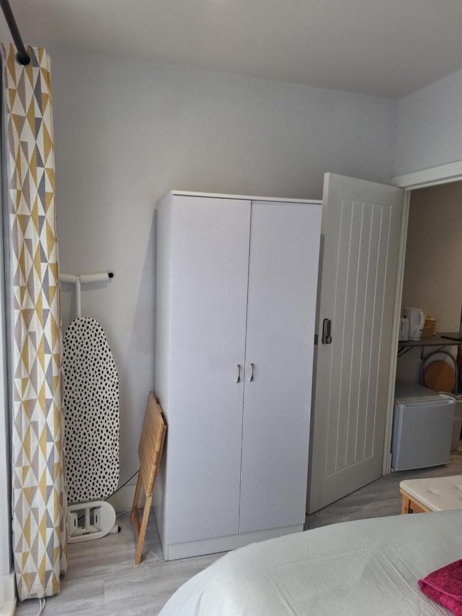 Deluxe Single Room Only For One Adult Northolt  Kültér fotó