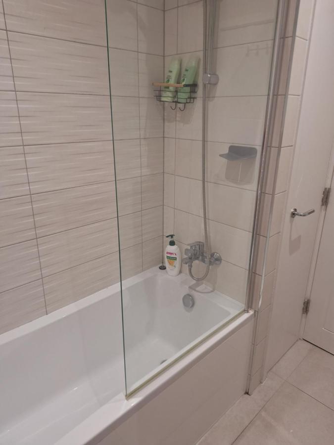 Deluxe Single Room Only For One Adult Northolt  Kültér fotó